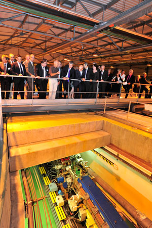 Laurent Farvacque, acting Director  of the Accelerator and Source, explaining the functioning of the storage  ring to Laurent Wauquiez