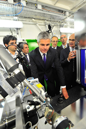 Francesco Sette explains the functioning of the automated sample environment to Laurent Wauquiez  at the macromolecular crystallography beamline ID29.
