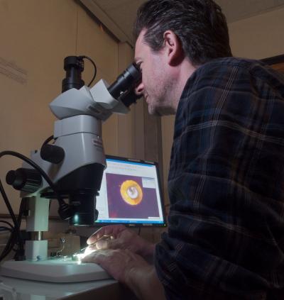 Denis Andrault setting up a diamond anvil cell